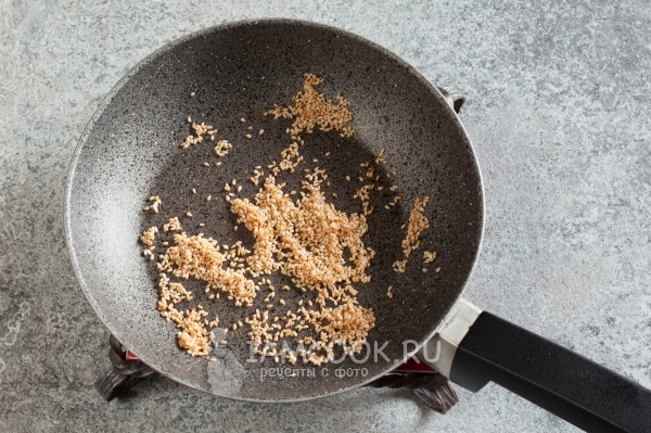 Обжарить кунжут