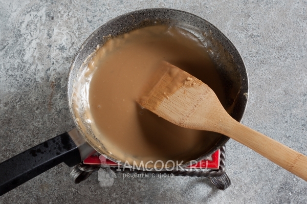 Влить бульон и размешать