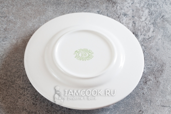 Положить на форму с панакотой тарелку