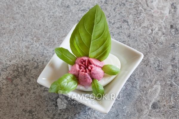 Яйца, фаршированные сельдью и свеклой