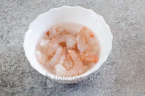 Залить кипятком креветки