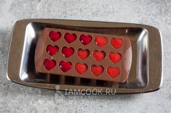 Разложить ягодное пюре в формочки