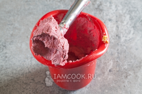 Пюрировать селедку с сыром, свеклой и желтками