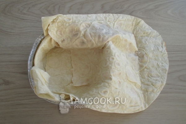 Положить в форму лаваш