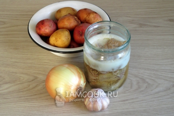 Ингредиенты для картошки с тушенкой в духовке