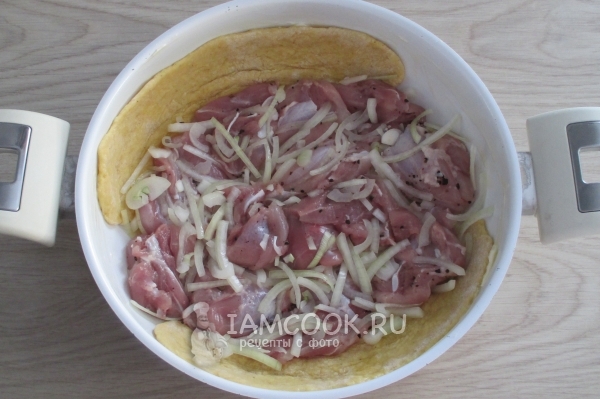 Положить слой мяса с луком