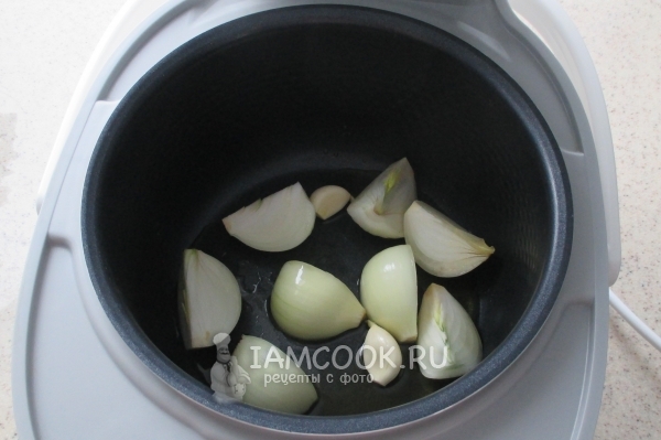 Положить лук в мультиварку