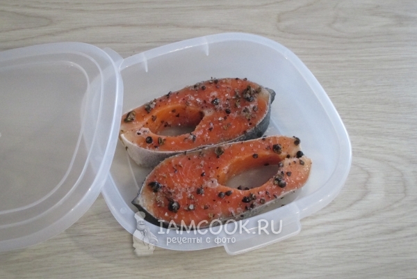 Положить рыбу в контейнер