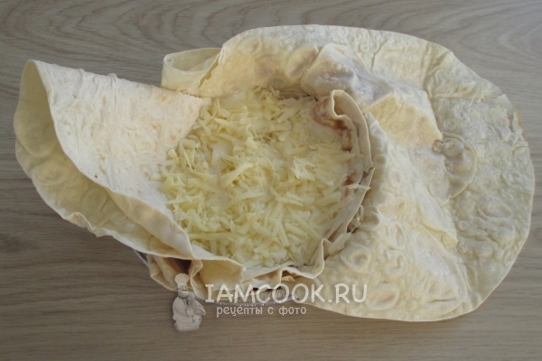 Положить сыр и кефирную начинку