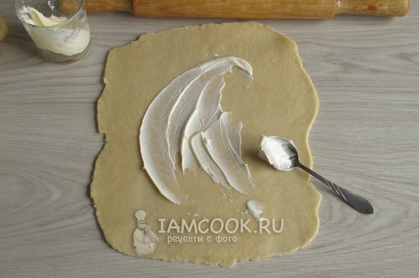 Смазать тесто маслом