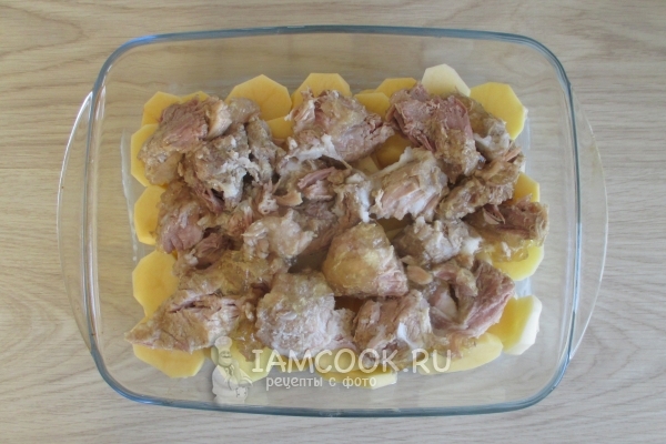 Положить мясо на картофель