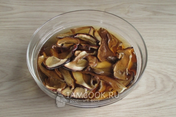 Замочить грибы в воде