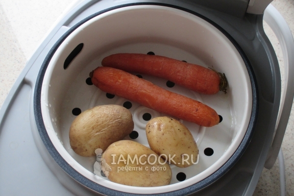 Отварить картофель и морковь
