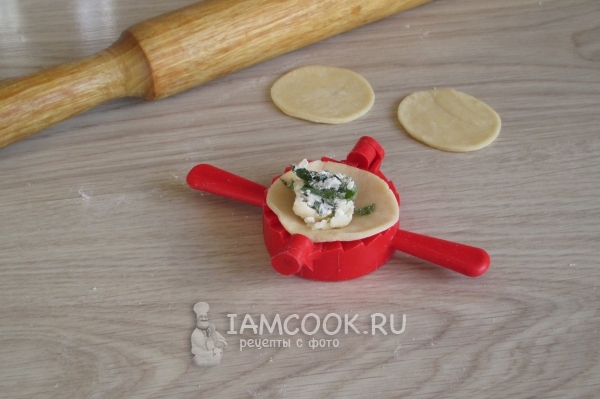 Положить на тесто начинку