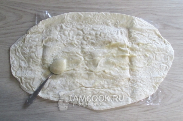 Смазать лаваш майонезом