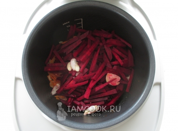 Положить свеклу и чеснок