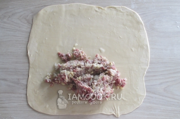 Положить на тесто фарш