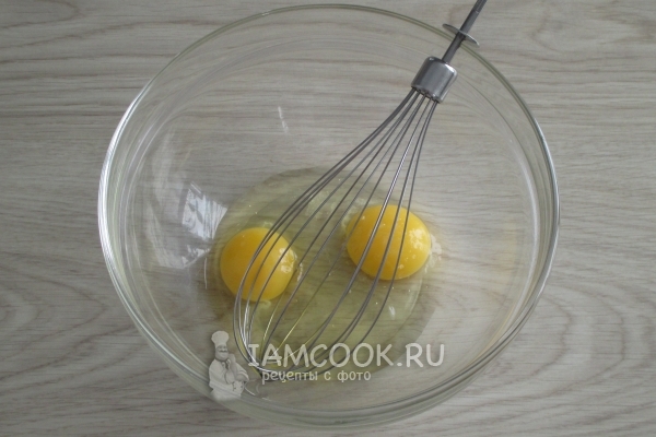 Вбить яйца в миску