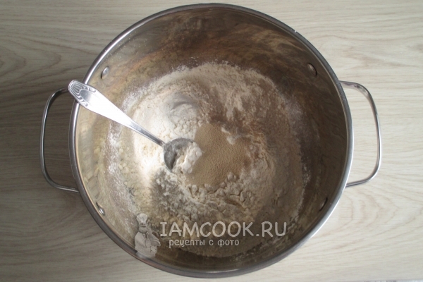 Смешать дрожжи с мукой