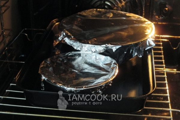 Накрыть форму фольгой