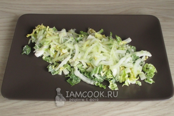 Положить на капусту лук