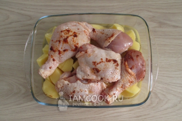 Сверху положили курицу и налили воды