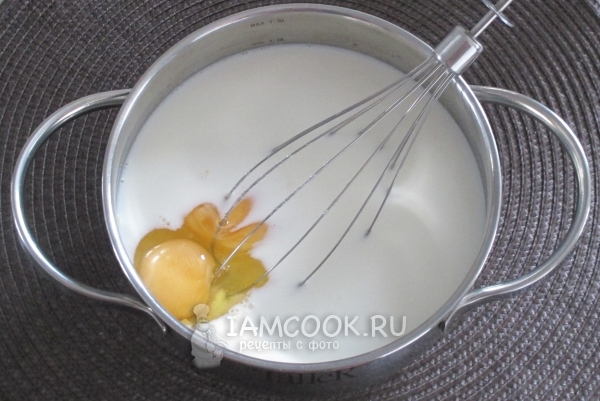 Соединить молоко с яйцом