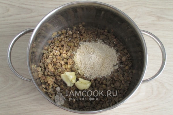 Соединили чечевицу с чесноком и кунжутом