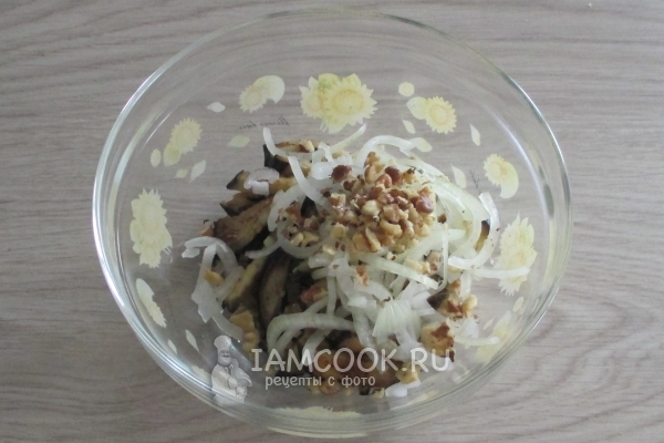 Добавить орехи и лук