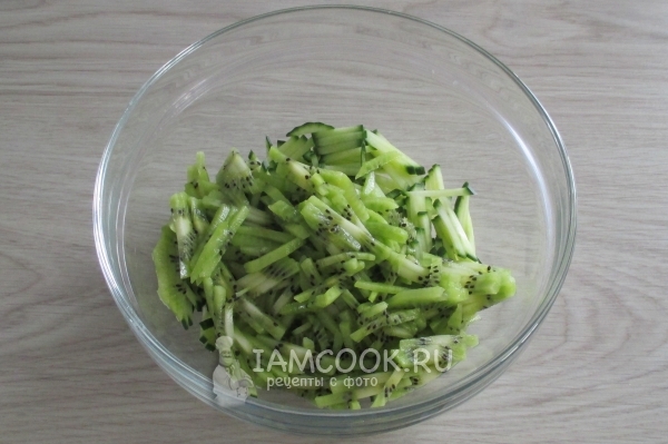 Нарезать киви