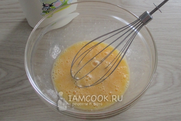 Взбить яйца с сахаром и солью