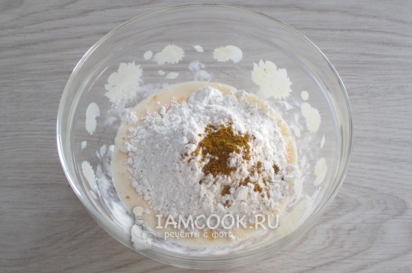 Всыпать муку, карри и куркуму