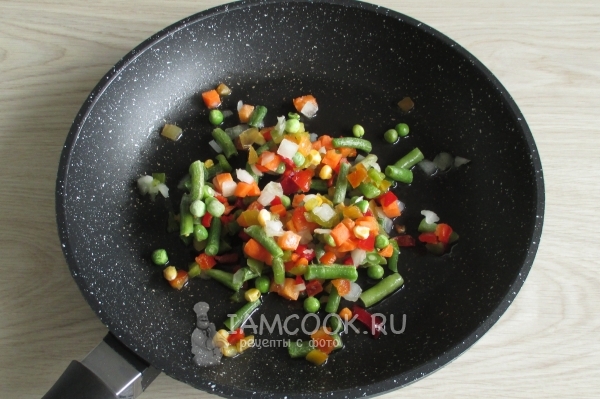 Положить овощи на сковороду