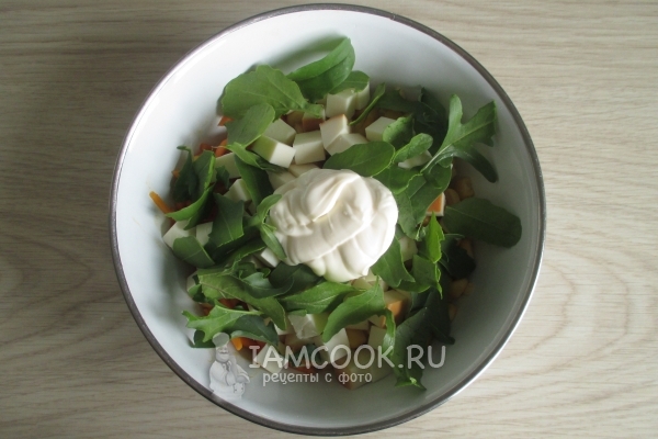 Добавить майонез и зелень