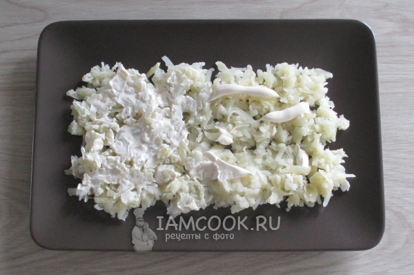 Смазать слой картофеля майонезом