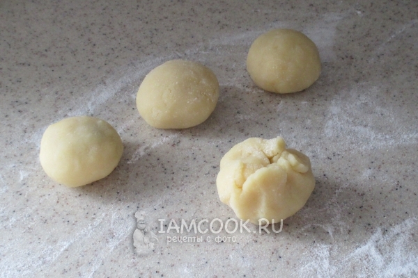 Скатать из теста с начинкой шарик