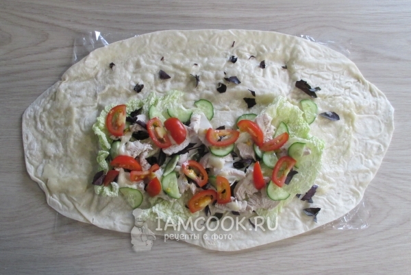 Положить куриную грудку, огурцы и помидоры