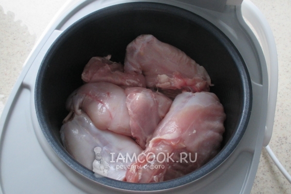 Положить куски кролика