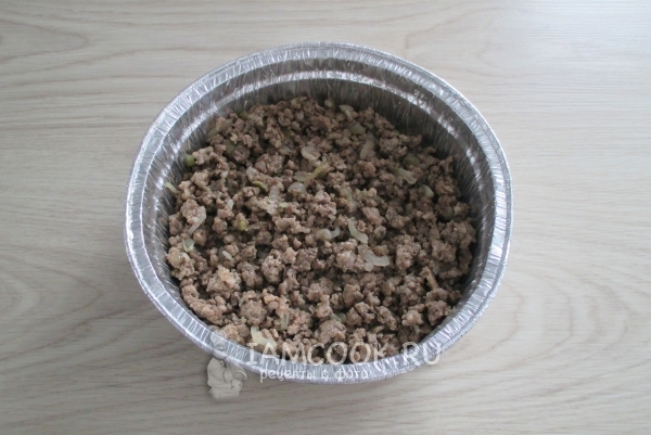 Выложить фарш в форму