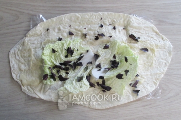 Положить зелень и листья салата