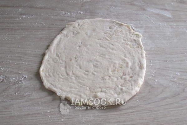 Раскатать тесто с луком
