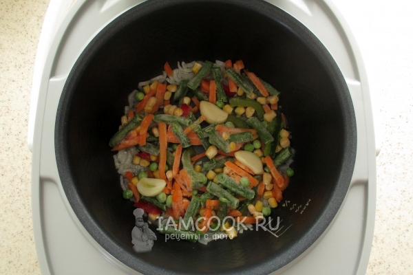Положить овощи и чеснок