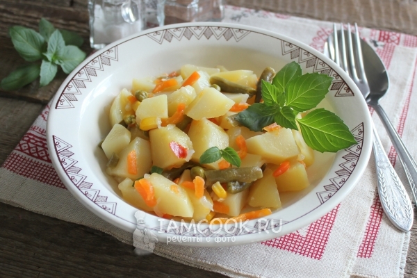 Фото тушеной картошки с овощами в мультиварке