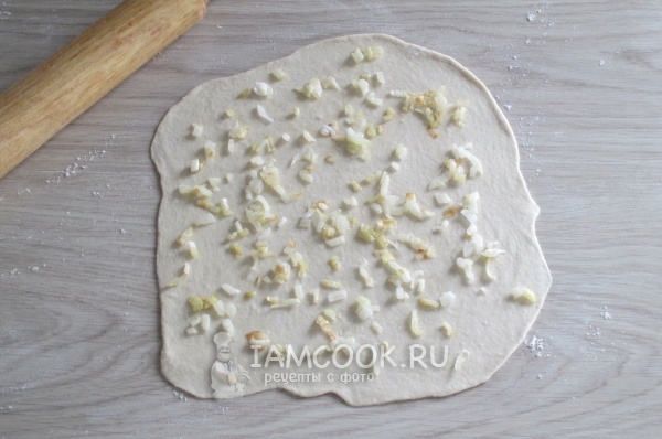 Положить на тесто лук