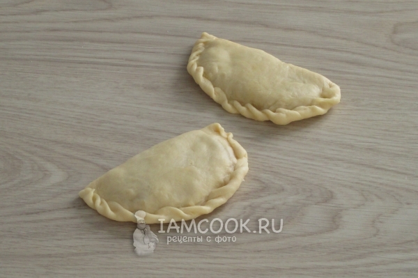 Слепить пирожки с курагой