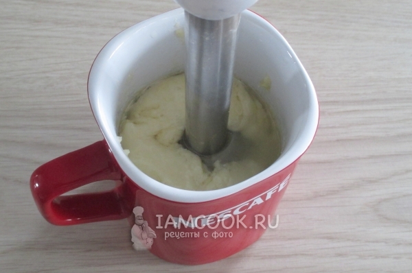 Влить масло и взбить