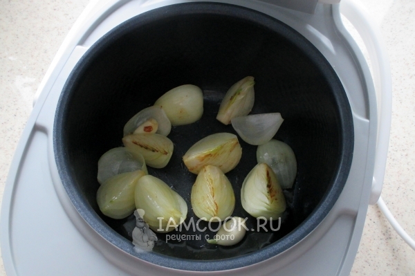 Обжарить лук с чесноком