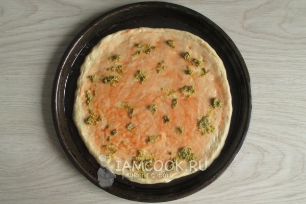 Смазать тесто соусом