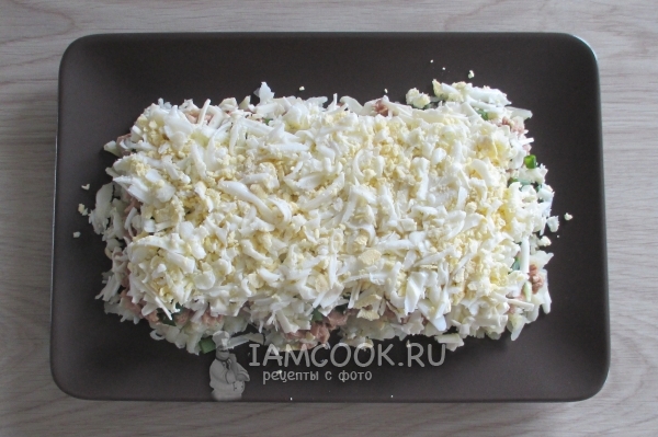 Положить слой яиц