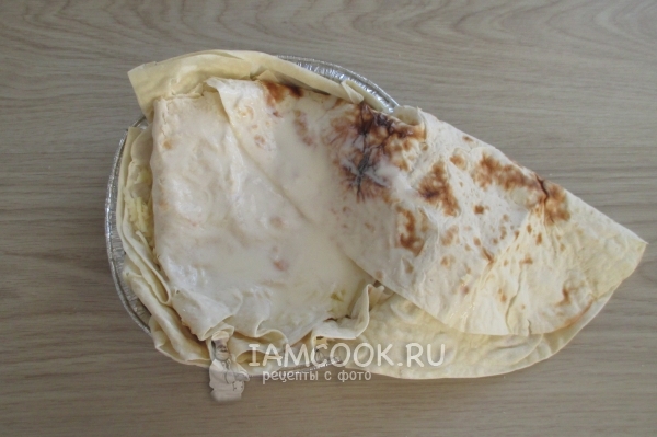 Накрыть начинку лавашем